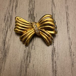 ⭐️Vintage Rhinestone Bow Gold Tone Brooch Pin 1.5”x 1” Unsigned
